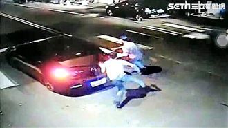 遇仇人砸撞球館　屁孩見警未逃先腿軟