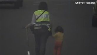 女警照顧迷失小孩　如同守護的天使