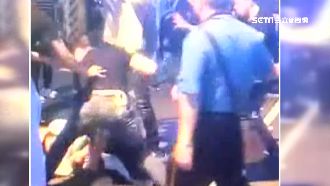 廟會建醮推擠打群架　拿椅狠砸、猛踹