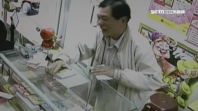 假好心！男賊博信任偷10萬刮刮樂