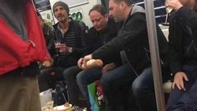 洋男地鐵大吃大喝,上海地鐵 圖／翻攝自微博