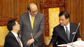 右眼腫如貓熊  柯建銘：針灸治黃斑
立法院11日舉行院會，民進黨立法院黨團總召柯建銘（
中）現身議場，明顯見右眼腫如貓熊，引發關注，他說
自己是為了治療黃斑而針灸所造成，很快就會恢復正常
。
中央社記者張皓安攝 106年4月11日