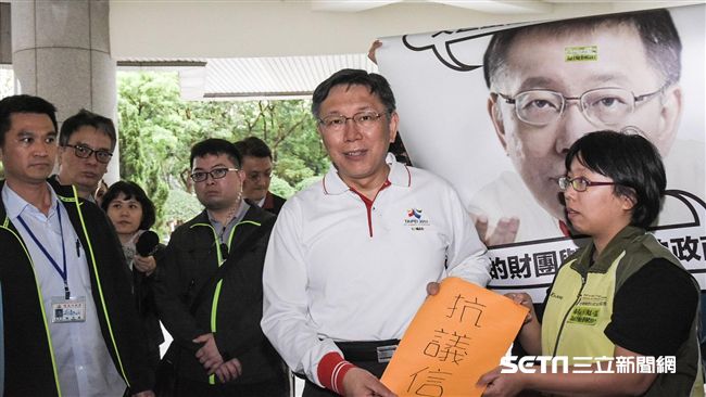 拆蛋、緋聞搶鏡　柯赴市議會施政報告