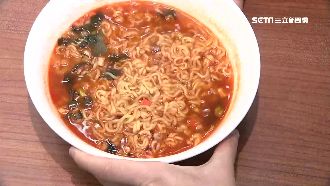 泡麵PK戰！韓龍蝦麵對決大馬鮑魚麵