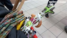 呂男推著放著寶劍、木條等雜物的購物車，前往捷運新莊站搭車，卻引起民眾恐慌報案，呂男被迫改搭其他交通工具（翻攝畫面）