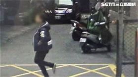 羅女走在新莊區民安西路巷內，遭1名陌生男子尾隨襲胸得逞，她隨後將監視器影片PO網，提醒女性民眾多加注意（翻攝畫面）