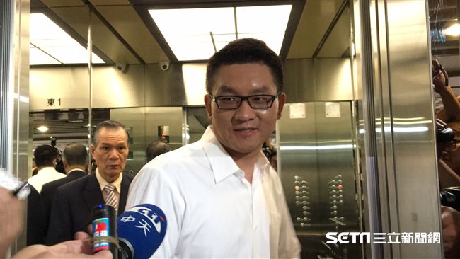 新歡「玉石俱焚」　家暴議員現身議會