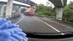 貨櫃車,基隆,翻車
圖／翻攝畫面