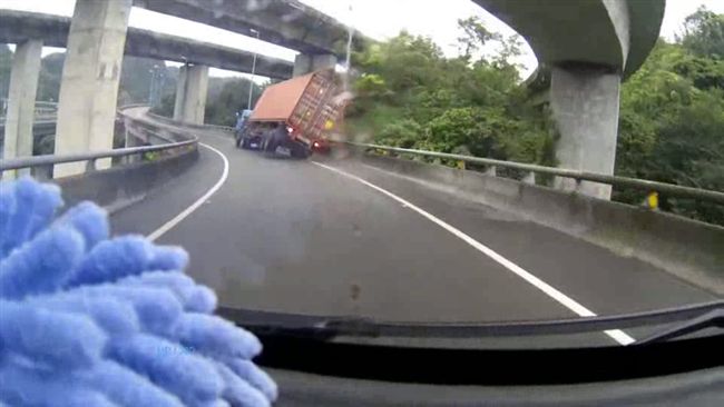 貨櫃車「倒栽蔥」翻覆　駕駛當場死亡