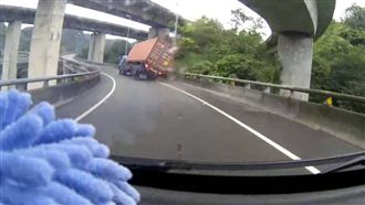 貨櫃車「倒栽蔥」翻覆　駕駛當場死亡