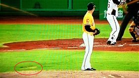 ▲澄清湖球場草皮禿了。（圖／截自CPBL TV）