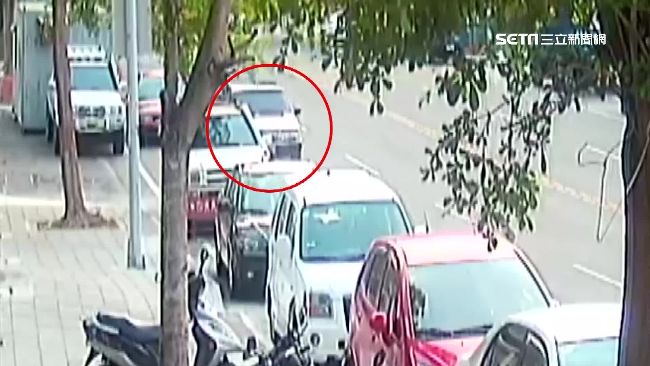 婦停車未拉手煞車　撞6車再撞晨運男