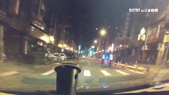 道路施工惹禍？兩車「急閃」路口擦撞