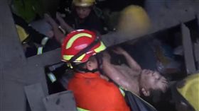 老屋塌了陸夫用身體護住妻／中新網