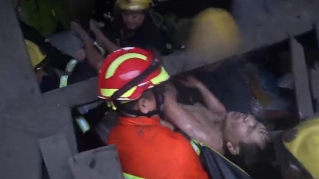 睡夢中屋頂突倒塌　丈夫用身軀護住妻