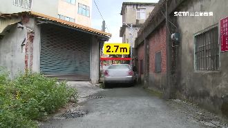 他無照載同學　硬擠2.7米小巷毀車