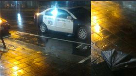 網友遭陌生人襲擊，雨傘遭攻擊面目全非。（圖／翻攝PTT八卦版）