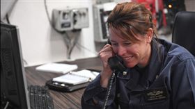 女艦長史勞中校（Andria Slough）
https://twitter.com/USNavy/status/851227376826634243/photo/1?ref_src=twsrc%5Etfw&ref_url=http%3A%2F%2Fwww.epochtimes.com%2Fb5%2F17%2F4%2F11%2Fn9027671.htm