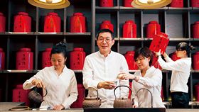 155年歷史的王德傳茶莊，招牌的紅色茶葉罐極具鑑別度，目前已擴點至香港和中國。（圖／許世穎攝影／商業周刊）