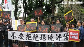 5、60位太魯閣中富世部落族人今（12）日在立法委員及公民團體陪同下赴行政院大門口陳情。（記者盧素梅攝）