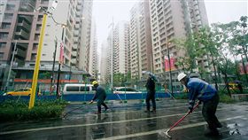 經過處理的爐碴可用於道路或建築等工程，但政府管理不當，讓大眾購屋得多留意一個新風險。（圖／翁挺耀攝影／商業周刊）