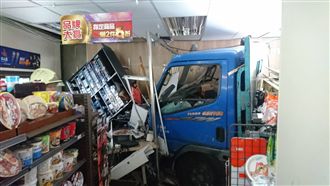 快訊／貨車衝進便利商店 4人遭波及