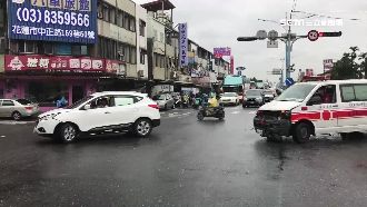 又沒禮讓！休旅車猛撞救護車耽誤急救