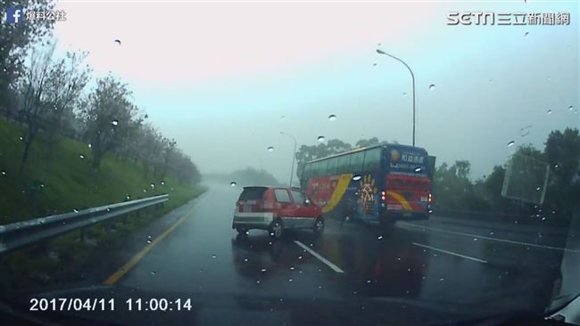 國道碰碰車！　大車直逼小車連環撞