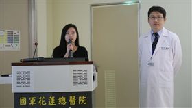 婦持續高燒不退  念珠菌腦膜炎險致命（2）
花蓮縣1名56歲林姓婦人，持續高燒不退數月，轉診到
國軍花蓮總醫院，經感染科醫師林子超採腦脊髓液培養
後，確診為少見的念珠菌腦膜炎，經黴菌藥物治療後，
搶救回患者性命。林姓婦人的女兒（左）12日特別到醫
院，向林子超（右）表達感謝。
中央社記者李先鳳攝 106年4月12日