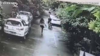 驚悚！女子假意靠近　下一秒竟搶小孩