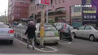 傻傻分不清？汽車誤闖地下道機車道