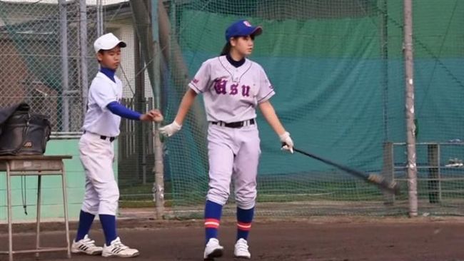 女球經上場練守備　動作比男生還帥氣