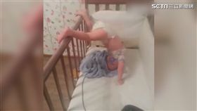 萌娃努力從嬰兒床上「越獄」
（圖／翻攝秒拍）