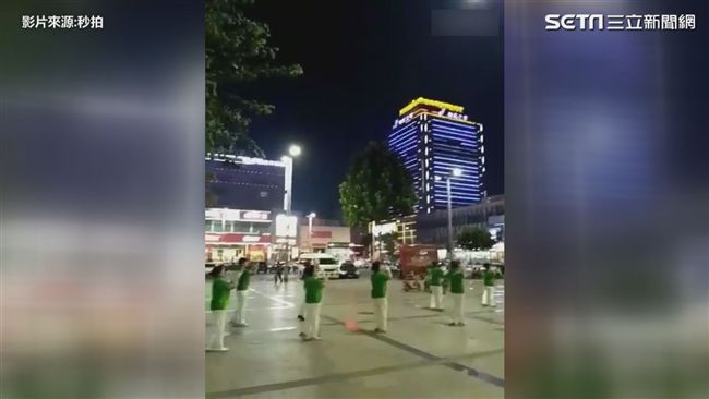 大陸瘋傳健身操　大媽大爺節拍超一致