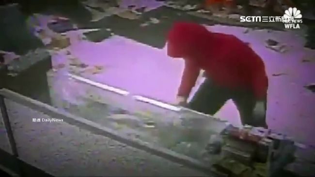 美盜賊開卡車撞槍店　31秒光速偷槍
