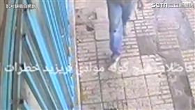 男丟菸蒂進排水溝 竟當場被炸飛。（圖／翻攝自網路）