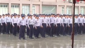 高雄保五總隊警察淋雨（圖／翻攝自爆料公社）