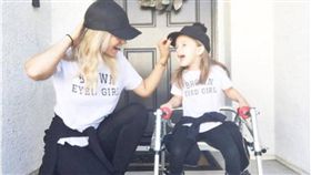 暖新聞,暖文,父母,領養,女兒,腦性麻痺,癱瘓,復健,治療,行走,輔助器,美國　圖／翻攝自Instagram