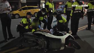 拒臨檢飛車逃逸！逆向突圍害員警慘摔