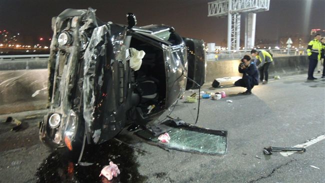 無照夜遊翻車　遇媒體爆走險釀衝突