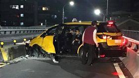 小黃司機疑似恍神，自撞中央分隔島。（圖／擷取自我是板橋人）