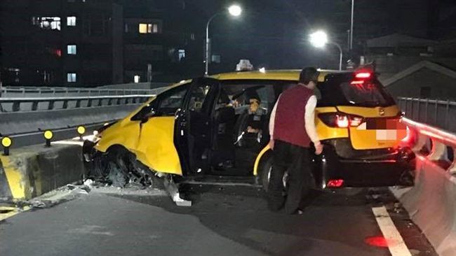 小黃疑疲勞駕駛　暗夜自撞新海橋