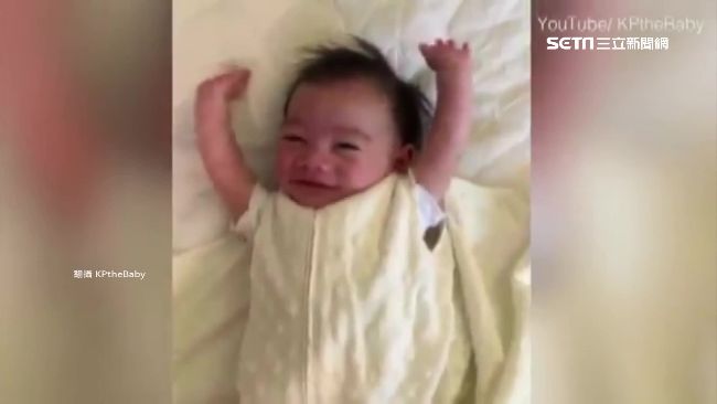小嬰兒舉手伸懶腰　「萬歲」燦笑超萌