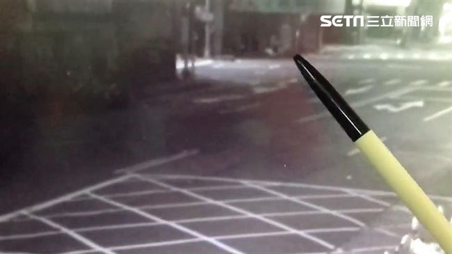 他深夜騎單車閒晃　輕熟女遭尾隨強吻