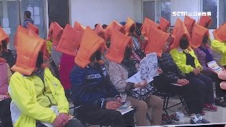 扯！採購防震頭套　拍照秀政績不會用