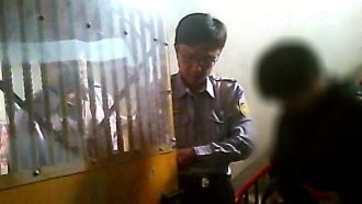 通緝犯遭逮痛哭　暖警上門探視幫金援