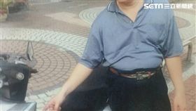 慣竊下手偷東西時遭警方活逮，處理員警貼心在車主機車把手貼上紙條，提醒做筆錄。（圖／警方提供）