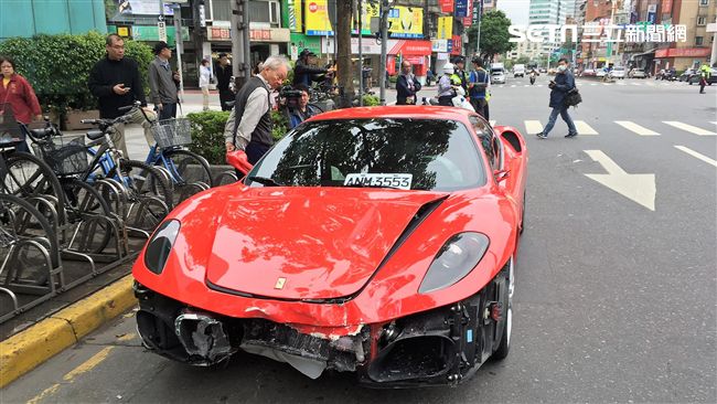 疑違規撞飛騎士　千萬法拉利車頭全毀