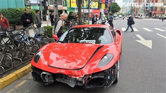 疑違規撞飛騎士　千萬法拉利車頭全毀
