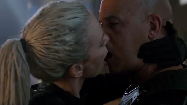 享受熱吻馮迪索？莎莉賽隆尷尬否認